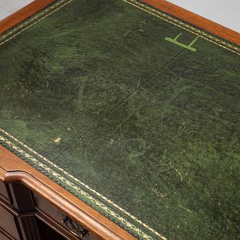 Skrivbord, engelskt, 1900-talets andra hälft, av Charles Barr.