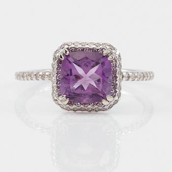 RING, 14K vitguld, diamanter tot ca 0.50 ct. och ametist.