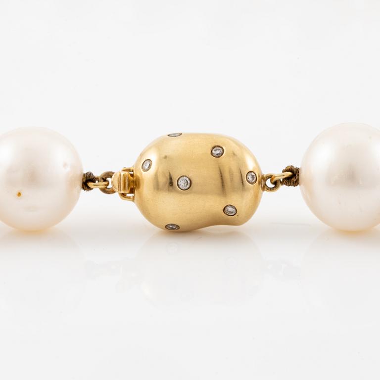 Pearl necklace, cultured freshwater pearls, clasp by Jarl Sandin in 18K gold with small brilliant-cut diamonds.
