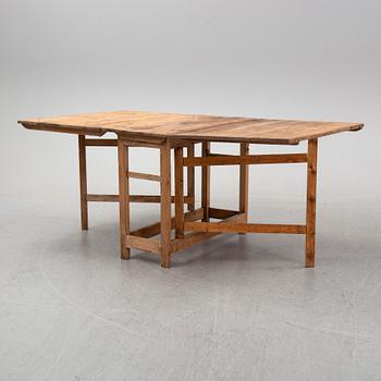 A gate leg table, first half of the 19th century.