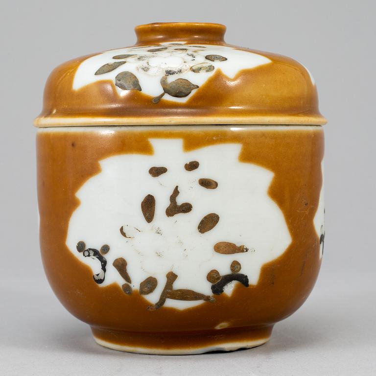 A capucinner glazed jar with cover, Qing dynasty, Qianlong (1736-95).