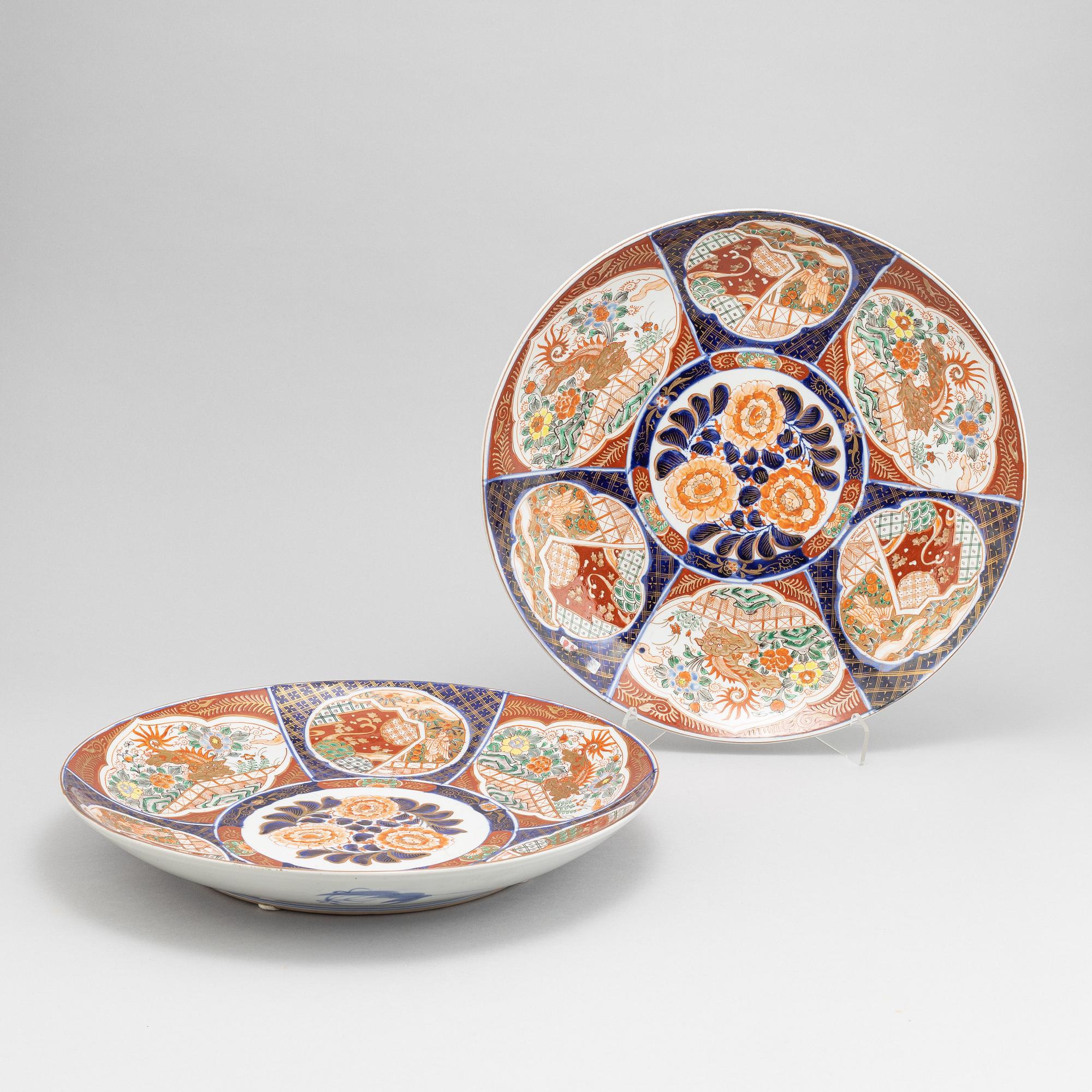 A pair of large Japanese porcelain dishes, 20th century.