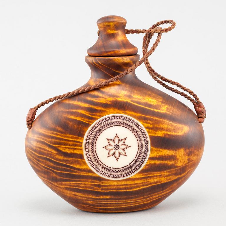 A flask by Torsten Fankki, signed.