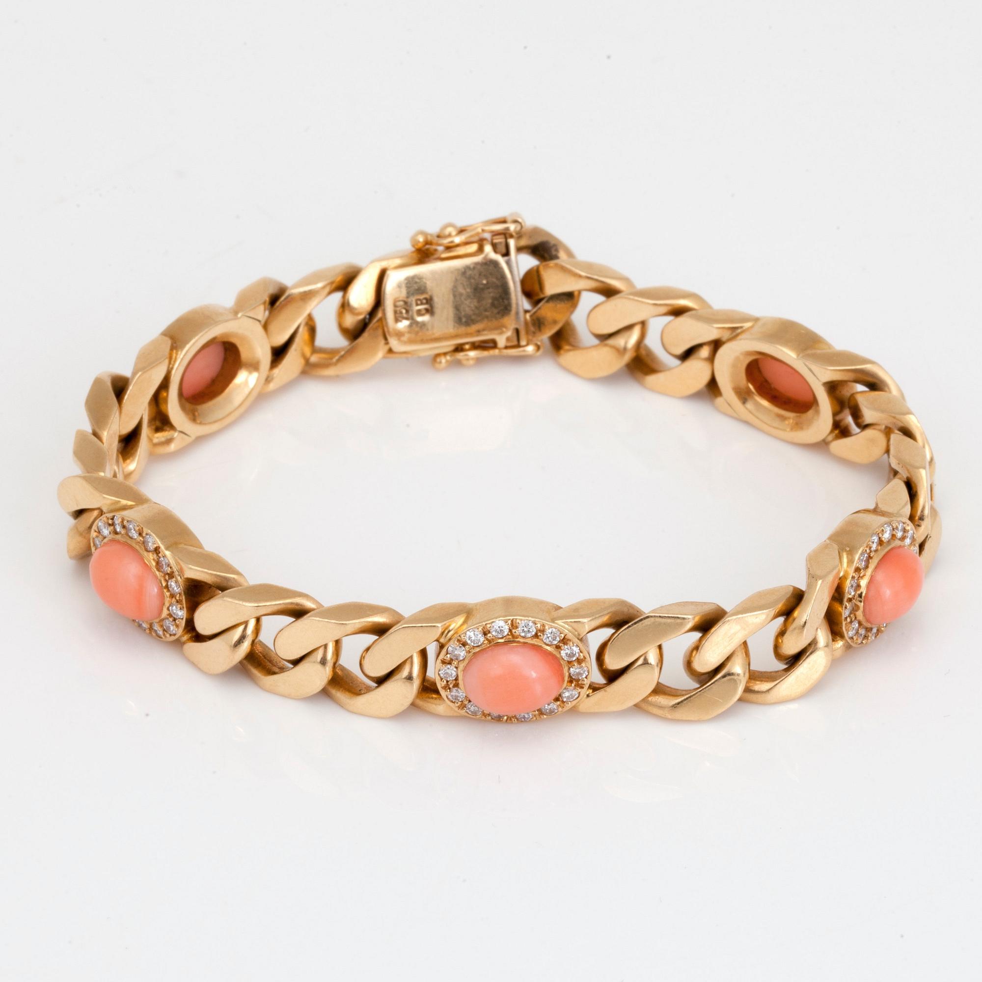 ARMBAND med briljantslipade diamanter totalt ca 0.70ct samt koraller.