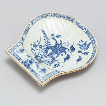 An export butter dish, Qing dynasty, early 18th century.