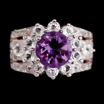 RING, sterlingsilver, ametist ca 3.50 ct, vita topaser tot ca 2.00 ct.