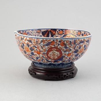 A Japanese Imari bowl, Meiji period (1868-1912).