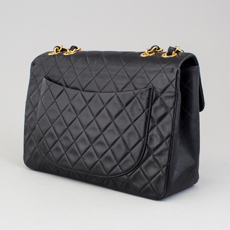 VÄSKA, "Timeless Classic Maxi Flap", Chanel.