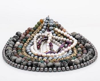 LYNGGAARD, 9 neclaces and clasp 18K gold, original cases, 1 case damaged, lengths approx 40-46 cm.