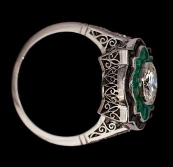 RING, gammalslipad diamant, 0.93 ct med bård av smaragder och svart onyx.