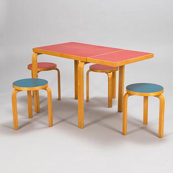 Alvar Aalto, klahvipöytä DL82 ja jakkaroita, 4 kpl, malli 60,  O.Y. Huonekalu-ja Rakennustyötehdas A.B. 1950-tal.