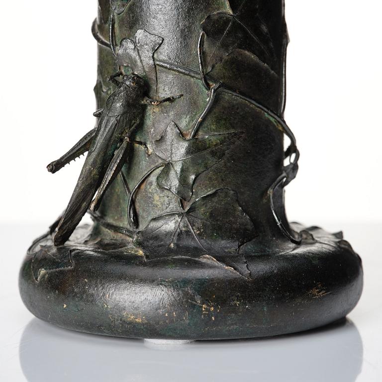 Hugo Elmqvist, vas, patinerad brons, jugend.
