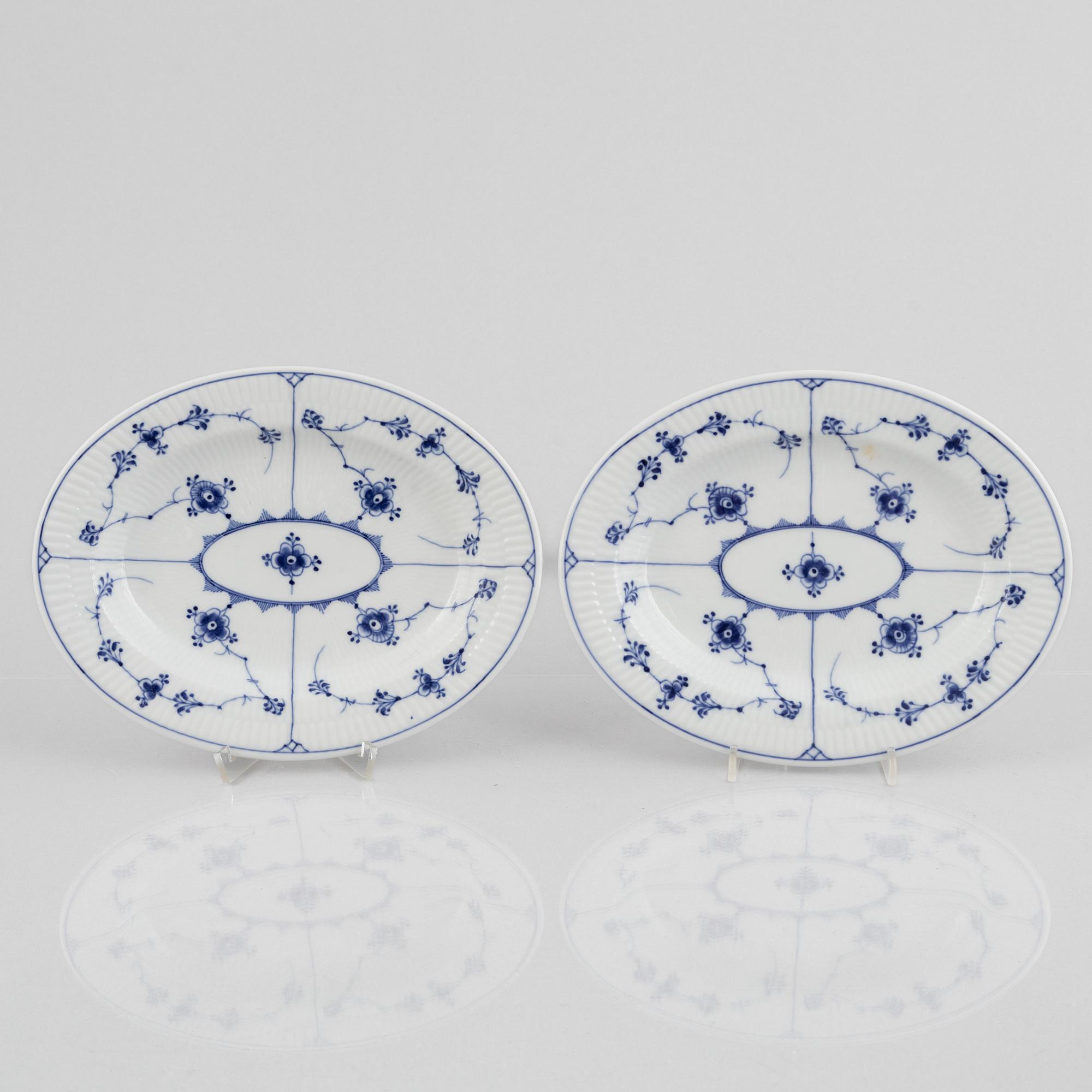 Four porcelain serving dishes and a fish platter, half-lace "Musselmalet", Royal Copenhagen, Denmark, 1894-1923.