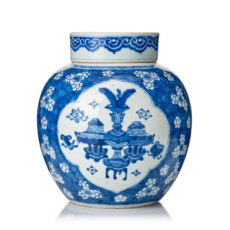 A blue and white jar with cover, Qing dynasty, Kangxi (1662-1722).