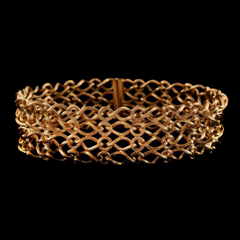 A 'collier de chien' (dog collar) necklace. Lenght 35 cm.