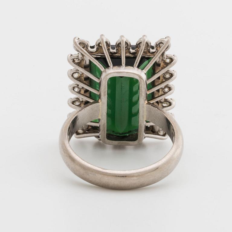 RING 18K whitegold 1 green tourmaline approx 18 x 12 mm and single-cut diamonds approx 0,50 ct.