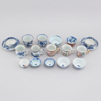 16 chinese porcelain cups from the 18th/19th and 20th century.