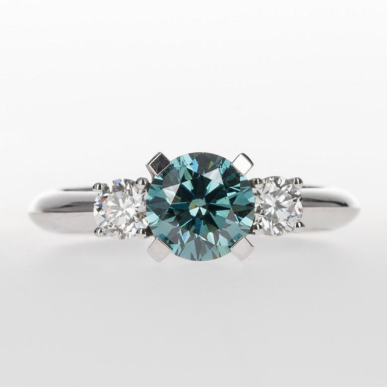 RING, vitguld 14K, briljantslipade diamanter. Mittsten 1,18 ct, 2 sidostenar tot. 0,42 ct. Vikt 3,7 g. Intyg.