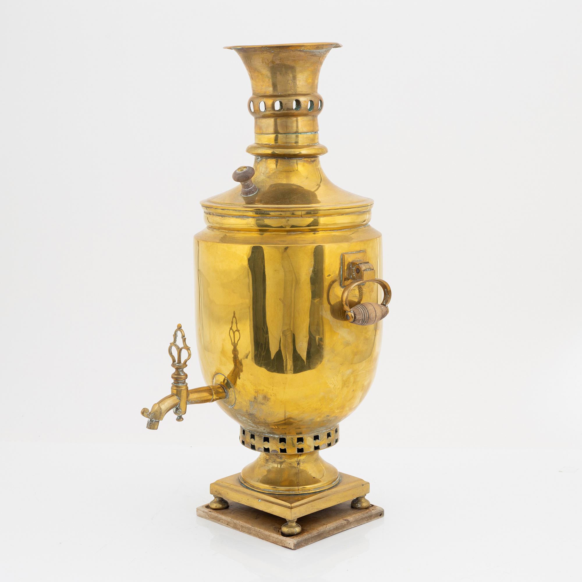 Samovar, mässing, Ryssland, omkring sekelskiftet 1900.
