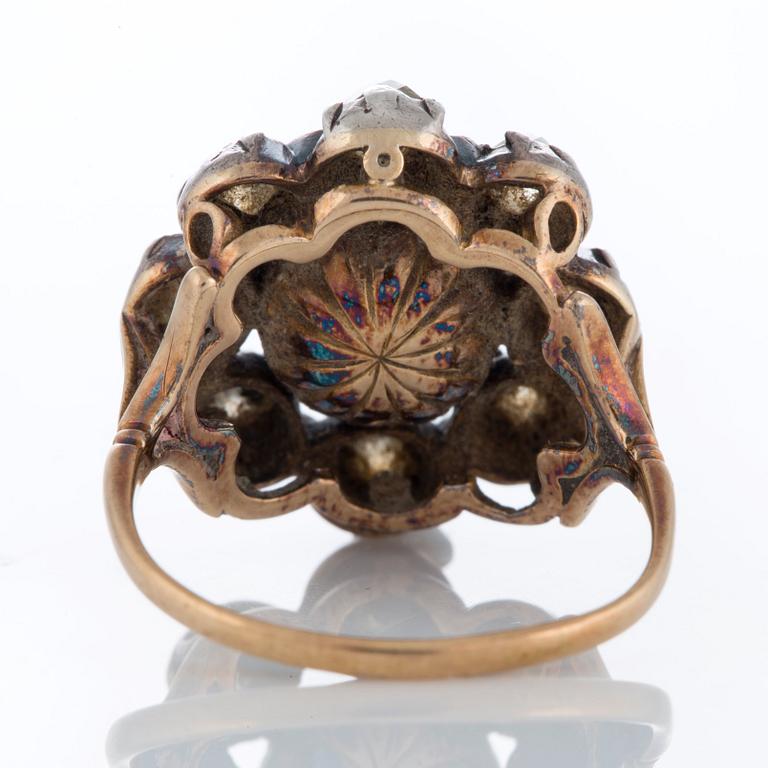 Ring med en smaragd och gammalslipade diamanter.