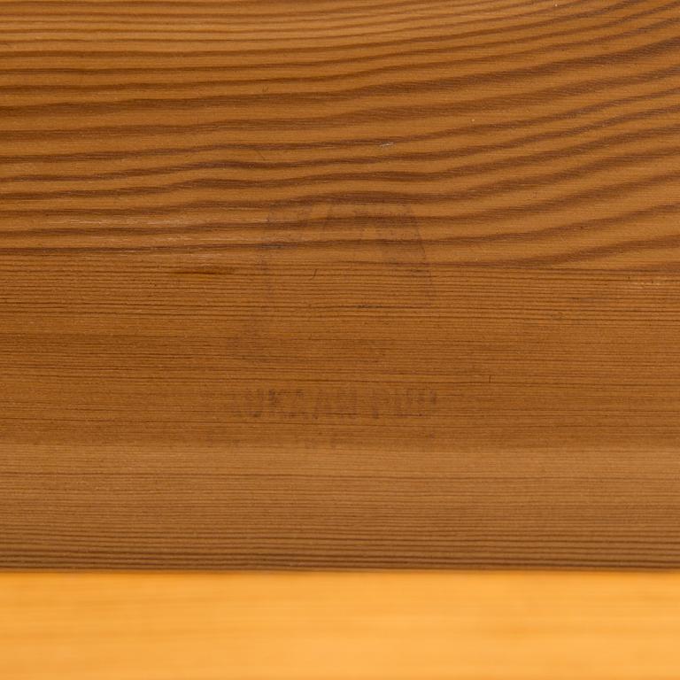 Ilmari Tapiovaara, pöytä kahdella penkillä, Laukaan puu.