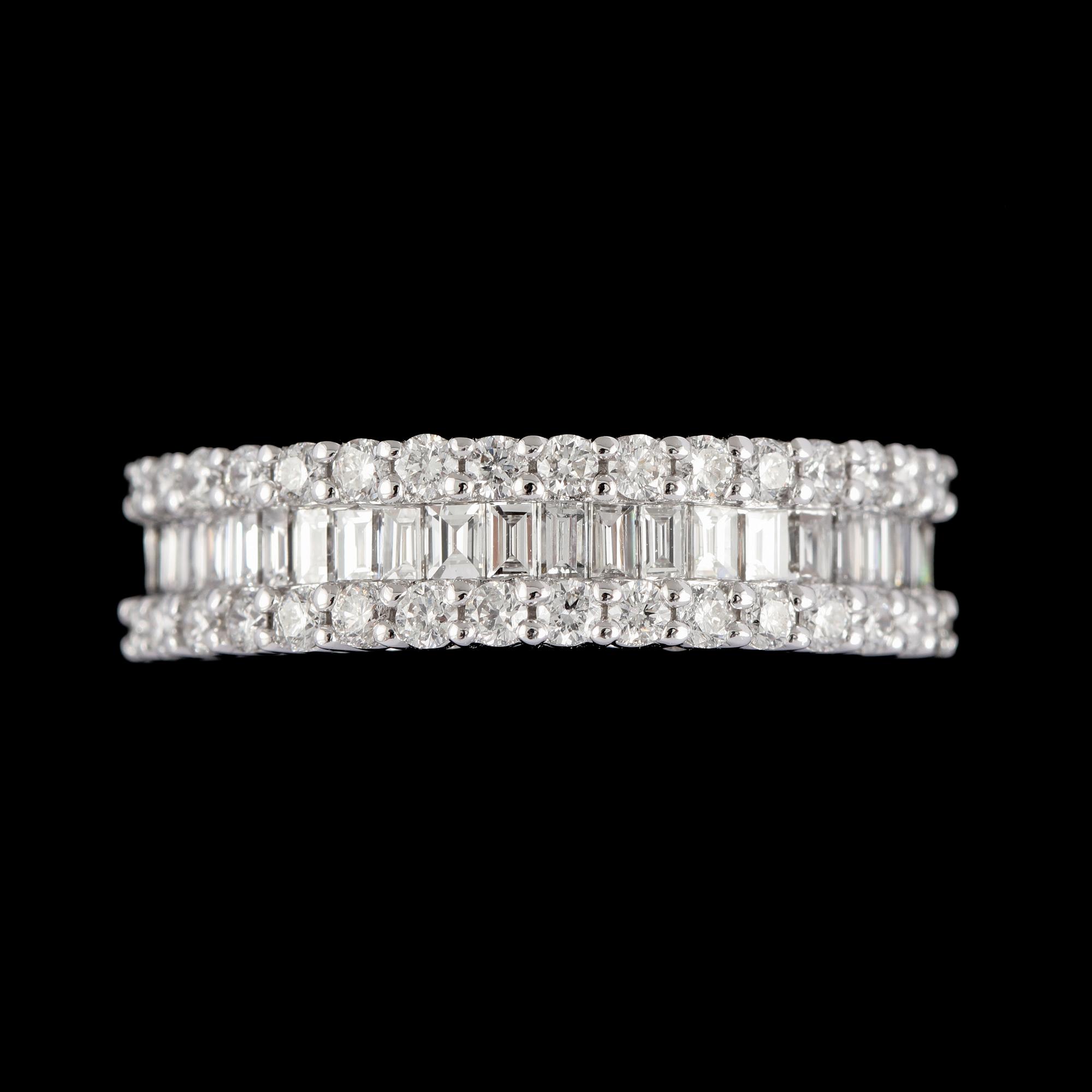 RING, 18k vitguld med briljant och baguettslipade diamanter, 1.09 ct. Vikt 5,2 g.