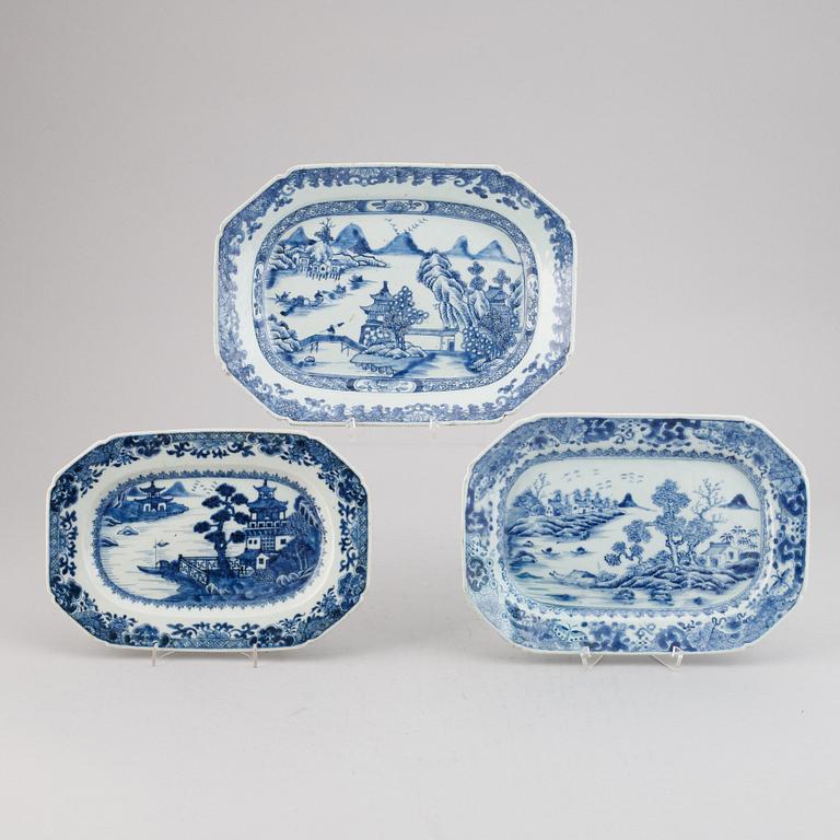 Three blue and white export porcelain serving dishes, Qing dynasty, Qianlong (1736-95).