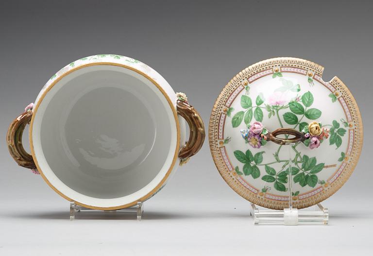TERRIN med LOCK, porslin. "Flora Danica", Royal Copenhagen, Danmark, 1900-tal.
