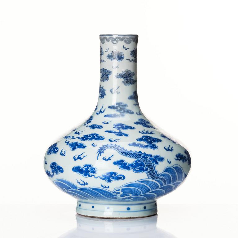 A blue and white vase, Qing dynasty, 19th Century.