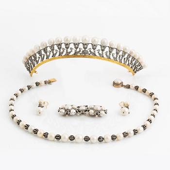 Garnityr bestående av en tiara, en collier, en brosch och ett par örhängen i orginaletui, 1800-tal.