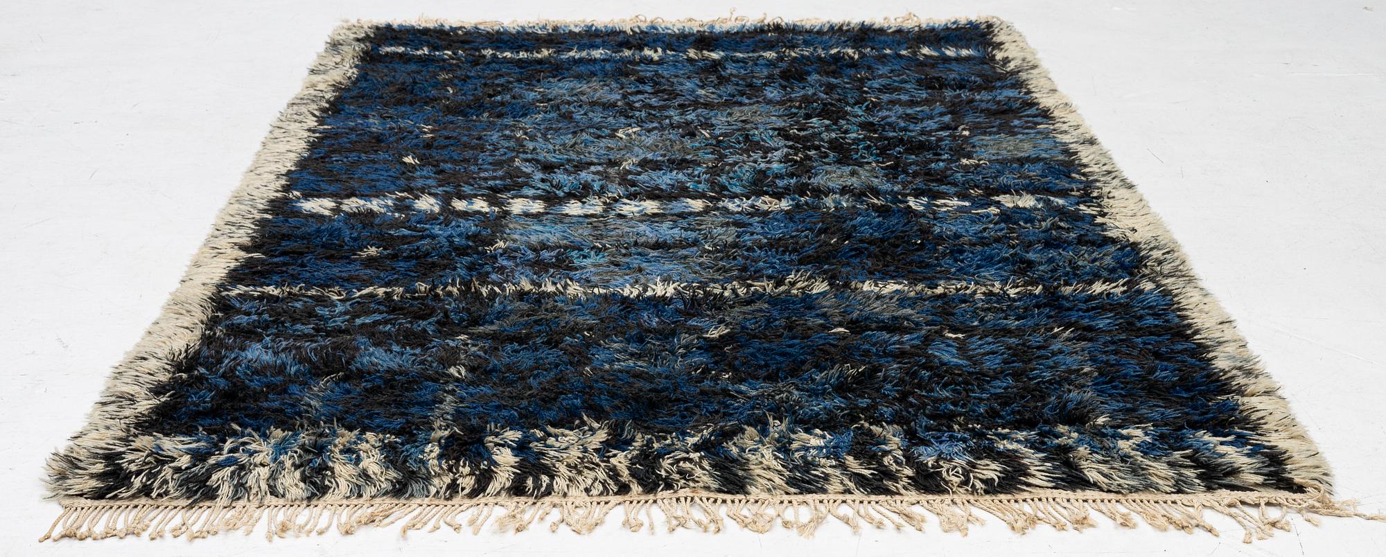Viola Gråsten, rug, "Skogstjärn", approx. 240 x 155 cm.