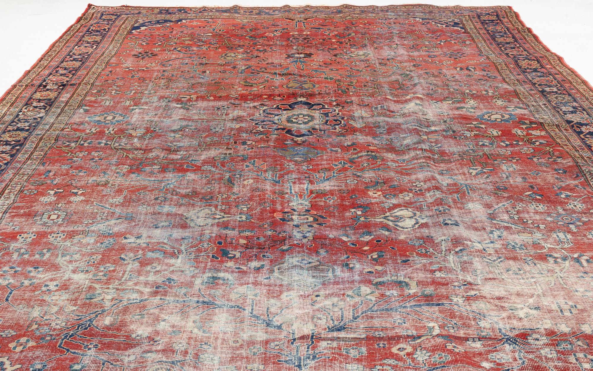 An antique/semi-antique Sarouk / Mahal carpet, c. 505 x 320 cm.