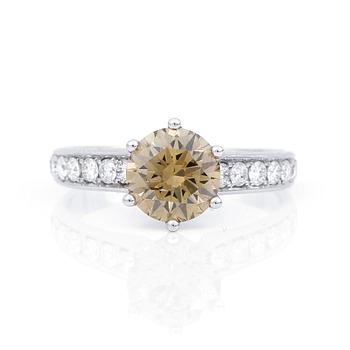 RING, 18K vitguld med briljantslipad brun diamant 1,74 ct och briljantslipade diamanter tot ca 0,44 ct. Vikt 3,66 gram.