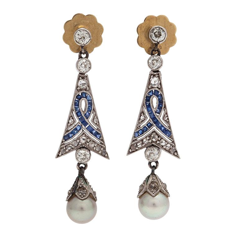 Örhängen, platina, 18K guld, gammalslipade och rosenslipade diamanter, syntetiska safirer och pärlor.