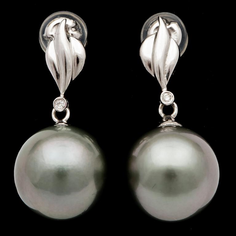 A pair of cultured Tahiti pearl, 11,9 mm, and small diamond earrings.