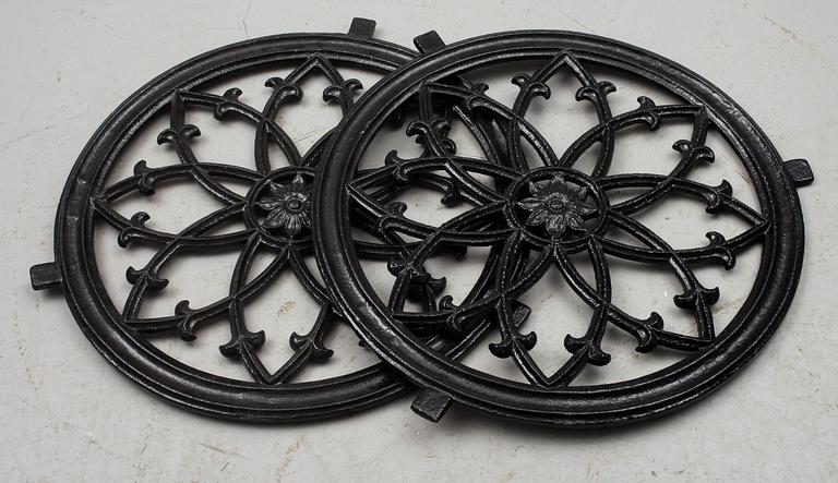 FASADVENTILER/FÖNSTER, ett par. Gjutjärn, 1800-talets slut.