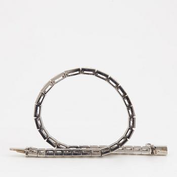 A platinum bracelet set with round brilliant-cut diamonds with a total weight of ca 3.75 cts.