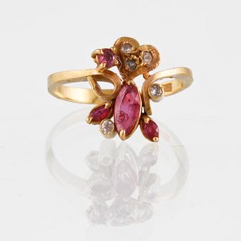 RING, 18K guld med 5 åttkantslipade diamanter samt 4 fasettslipade rubiner, utländska stämplar. Vikt 3,4 gram.