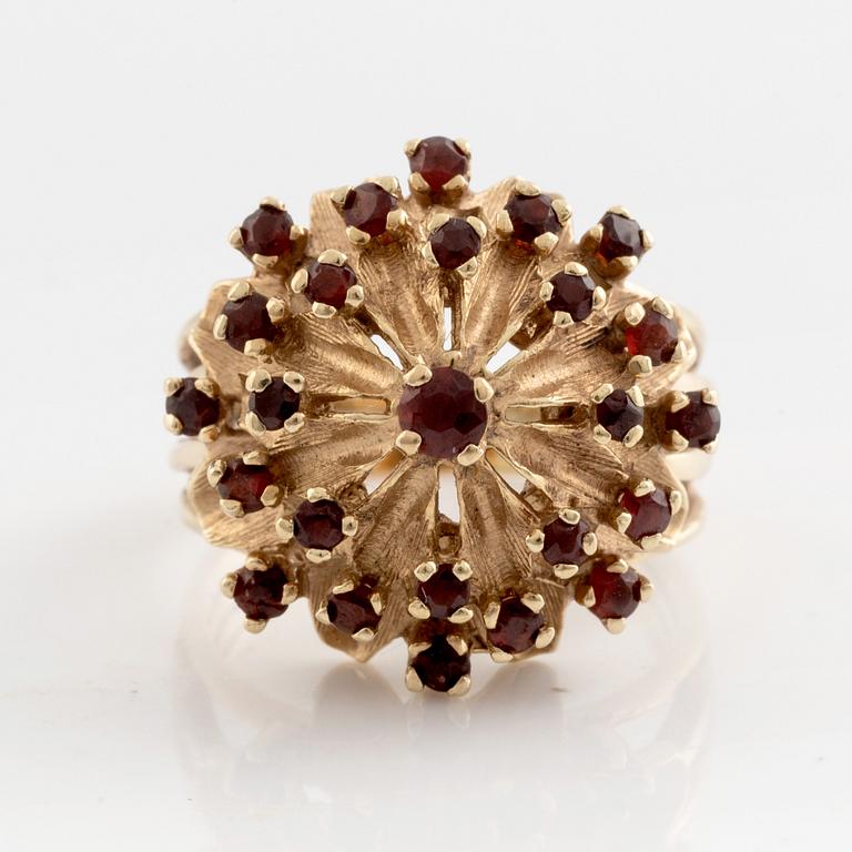 Ring, 14K guld med små granater.