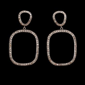 ÖRHÄNGEN, 1 par, 18 k guld och oxiderat silver, diamanter. Total vikt ca 9,6 g.