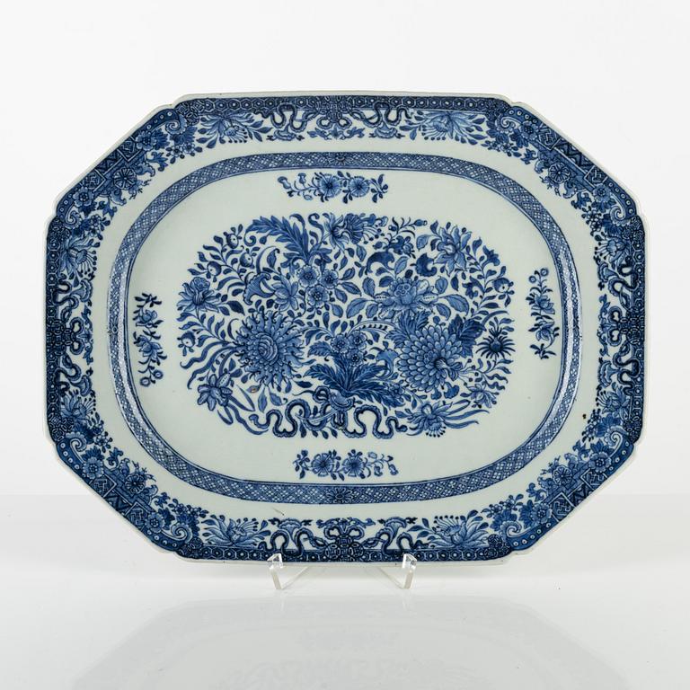 A Chinese blue and white porcelain charger, Qing Dynasty, Qianlong 1736-95.