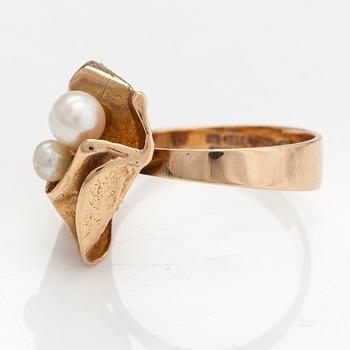 Björn Weckström, A 14K gold ring "Broken leaf" with culutred pearls. Lapponia 1970.