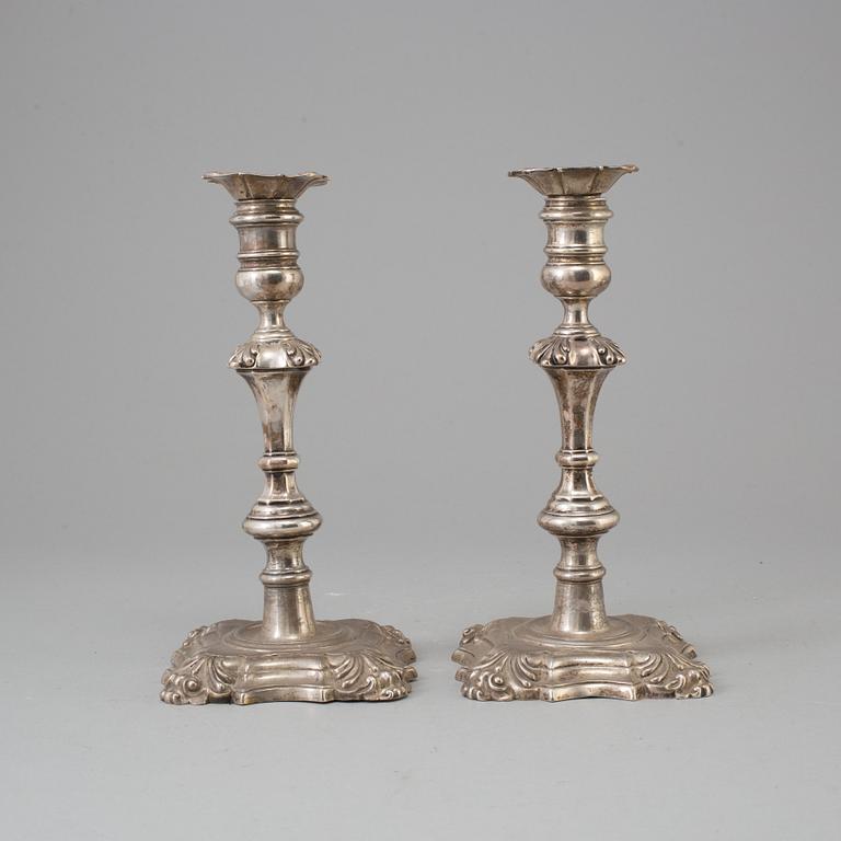 A matched pair of English 18th century silver candlesticks, mark of Paul de Lamerie and David Willaume, London 1748.