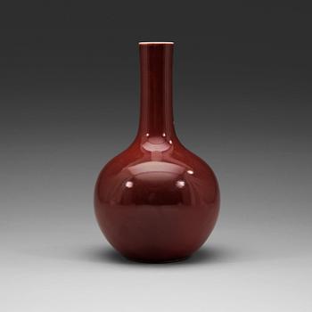 A 'sang de boeuf' glazed vase, Qing dynasty (1644-1912).