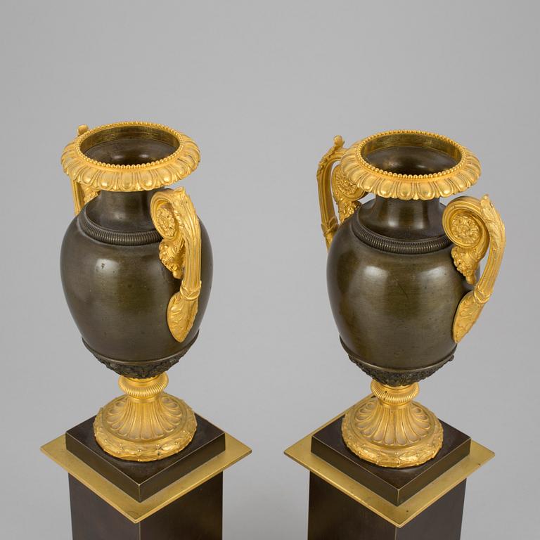 URNOR PÅ FOT, ett par. Brons, empire, 1800-talets andra kvartal.