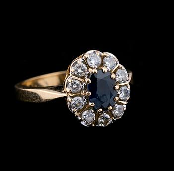 RING, 18 k guld med safir samt diamanter, ca 0.50 ct. Vikt ca 4,5 g.