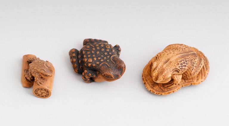 FIGURER, 3 st, skuret trä, Japan, signerade, Meji (1868-1912).