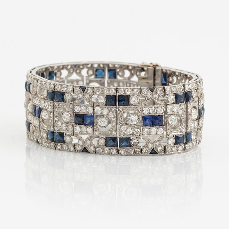 Armband platina med gammalslipade diamanter och trappslipade safirer.