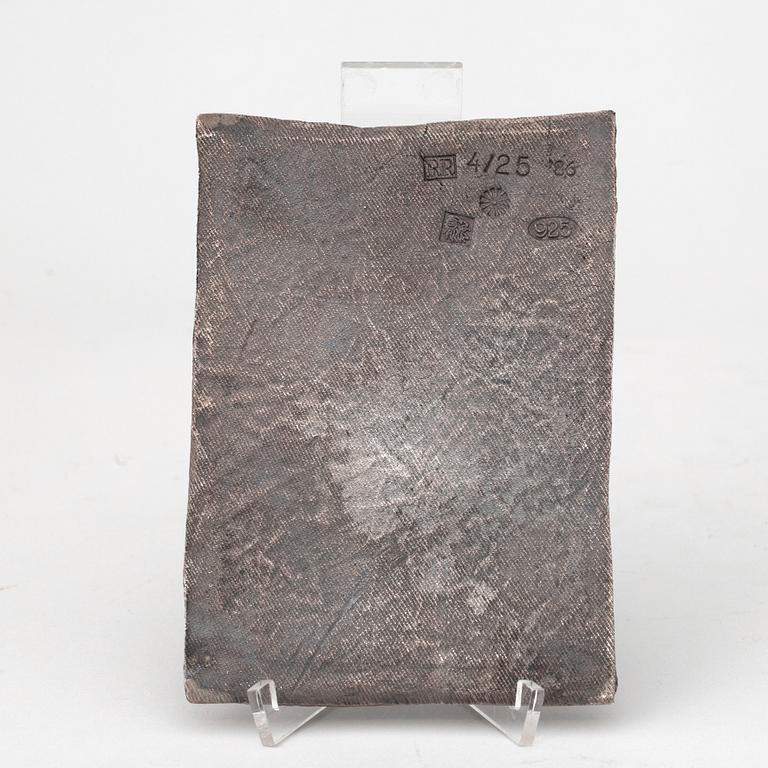 ROBERT RAUSCHENBERG, sign och dat -86 och numr 4/25. Multipel. Aluminium, screentryck, reliefpräglad silverplatta.