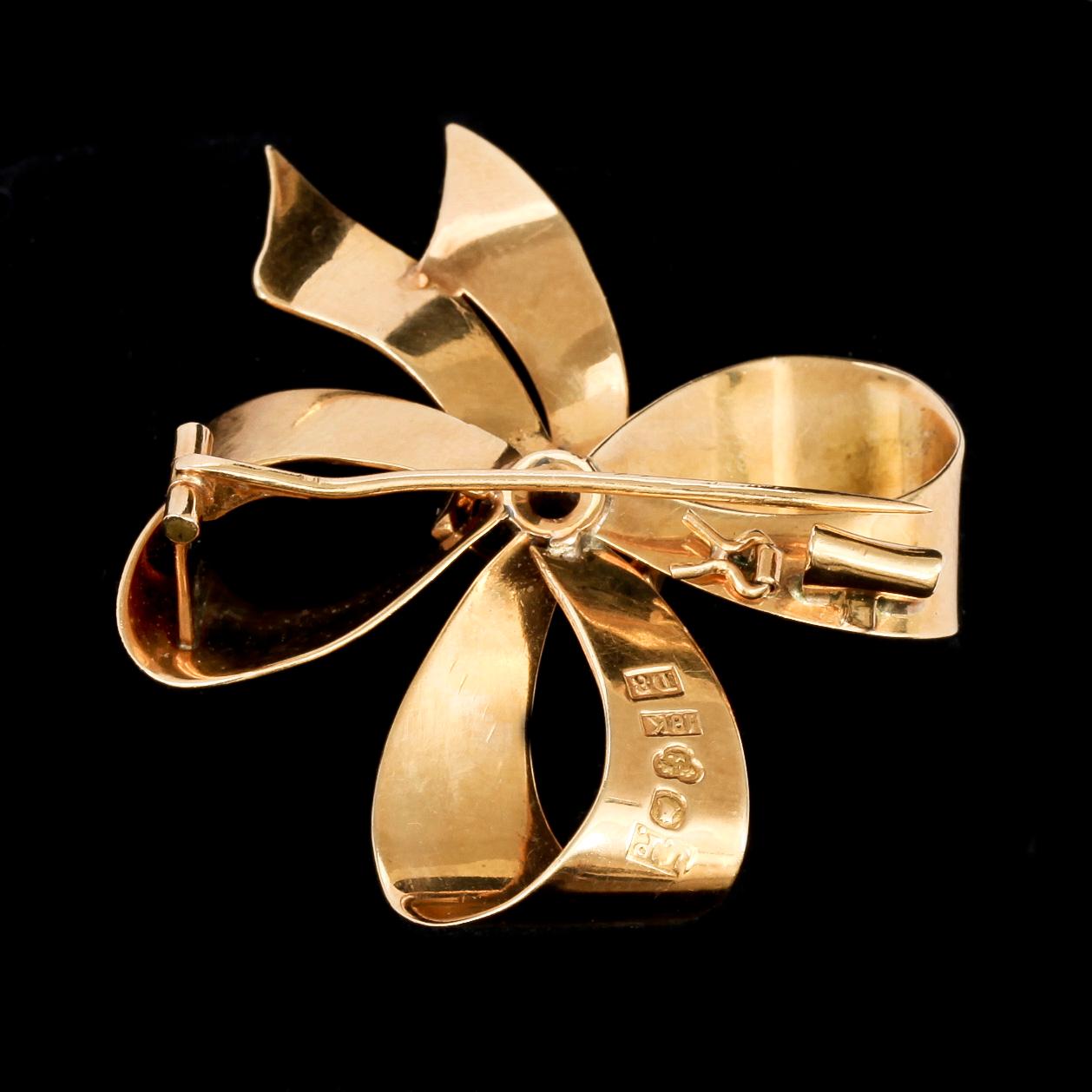 BROSCH, 18k guld. Juvelerare AB J Petterssons eftr, Stockholm 1930. Vikt 9 g.